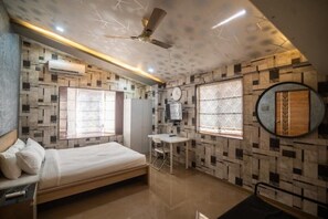 5 bedrooms, desk, iron/ironing board, free WiFi