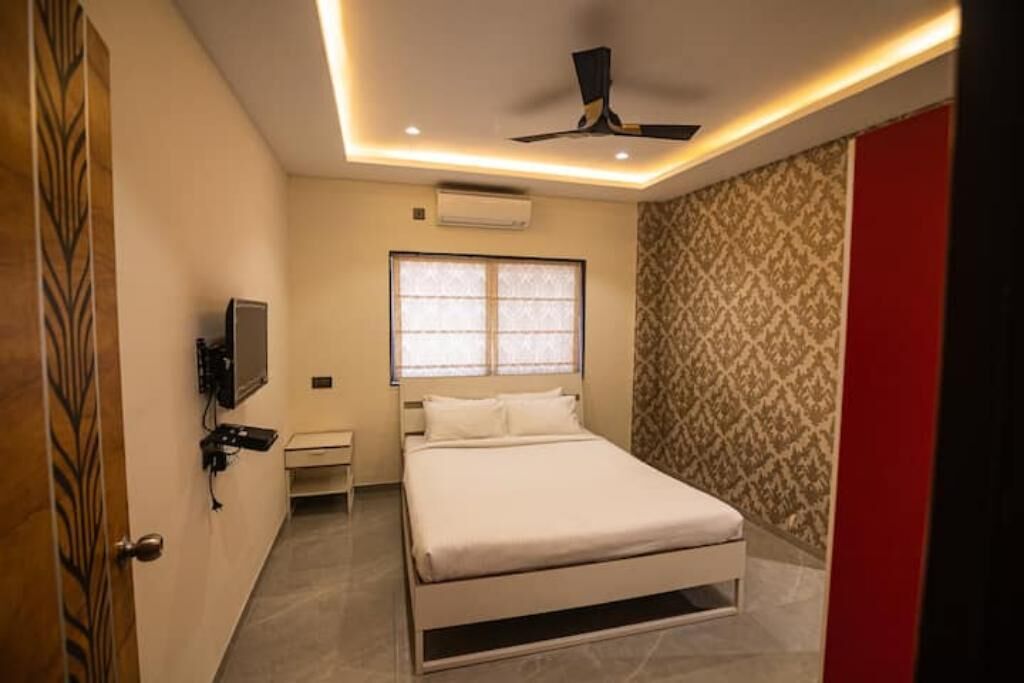 Luxurious AC 5BHK Villa with Large Pool, modern Amenities, Tasty Meals Lonavala 