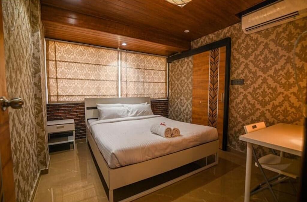 Luxurious AC 5BHK Villa with Large Pool, modern Amenities, Tasty Meals Lonavala 