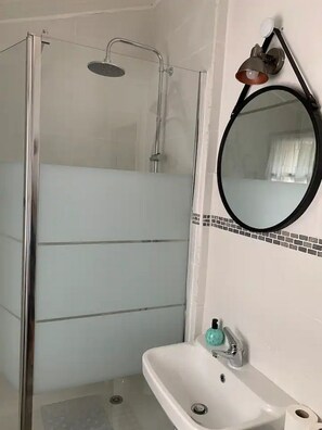 Hair dryer, toilet paper - House with superb view in a quiet area and close to more than 50 tourist sites (Reilhaguet)