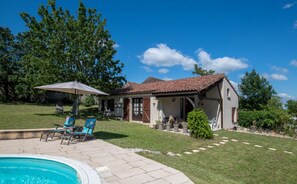 Exterior - House with superb view in a quiet area and close to more than 50 tourist sites (Reilhaguet)