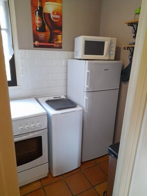 Een koelkast, een magnetron, een oven, een kookplaat