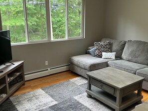Smart TV, books - Great 5 bedroom 3 bath home next to URI, Narragansett and Newport, sleeps 1-10 (South Kingstown)