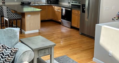 Great 5 bedroom 3 bath home next to URI, Narragansett and Newport, sleeps 1-10