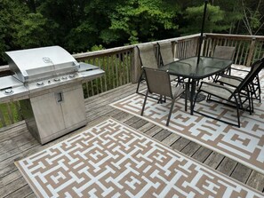 Outdoor dining - Great 5 bedroom 3 bath home next to URI, Narragansett and Newport, sleeps 1-10 (South Kingstown)