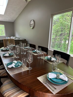 Dining - Great 5 bedroom 3 bath home next to URI, Narragansett and Newport, sleeps 1-10 (South Kingstown)