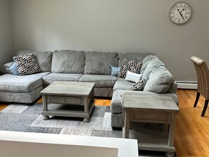 Smart TV, books - Great 5 bedroom 3 bath home next to URI, Narragansett and Newport, sleeps 1-10 (South Kingstown)