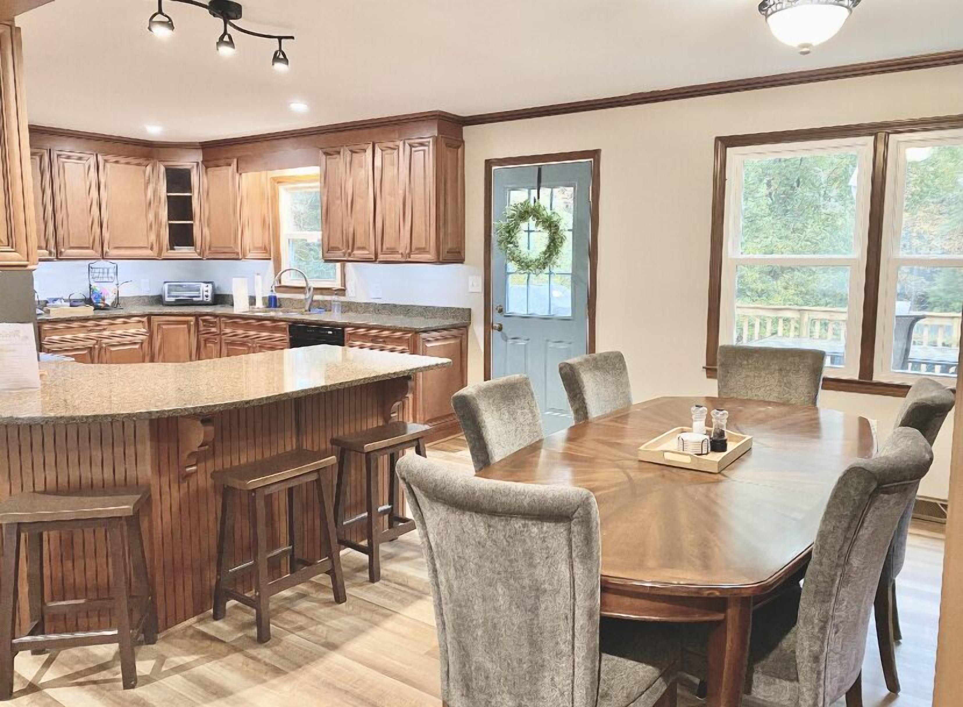 2 Living Spaces -2800 ft.² -Sleeps 10