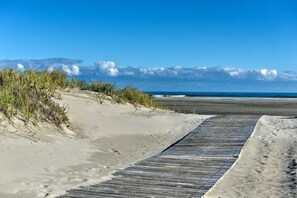 On the beach - Beach Front, Renovated Condo 1bd heated pool (Wildwood Crest)