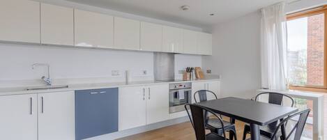 Fridge, oven, stovetop, dishwasher