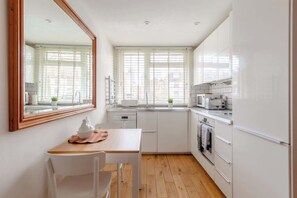 Fridge, microwave, oven, stovetop - Peaceful Hidden Gem, Heart of South East London (London)