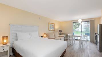 Estudio Premium | Caja de seguridad en la habitación y tabla de planchar con plancha