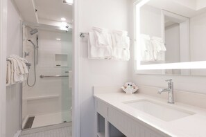 Ilmaiset hygieniatuotteet, hiustenkuivaaja, pyyhkeet, saippua