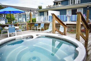 Outdoor spa tub - Seacastles Resort (Ogunquit)