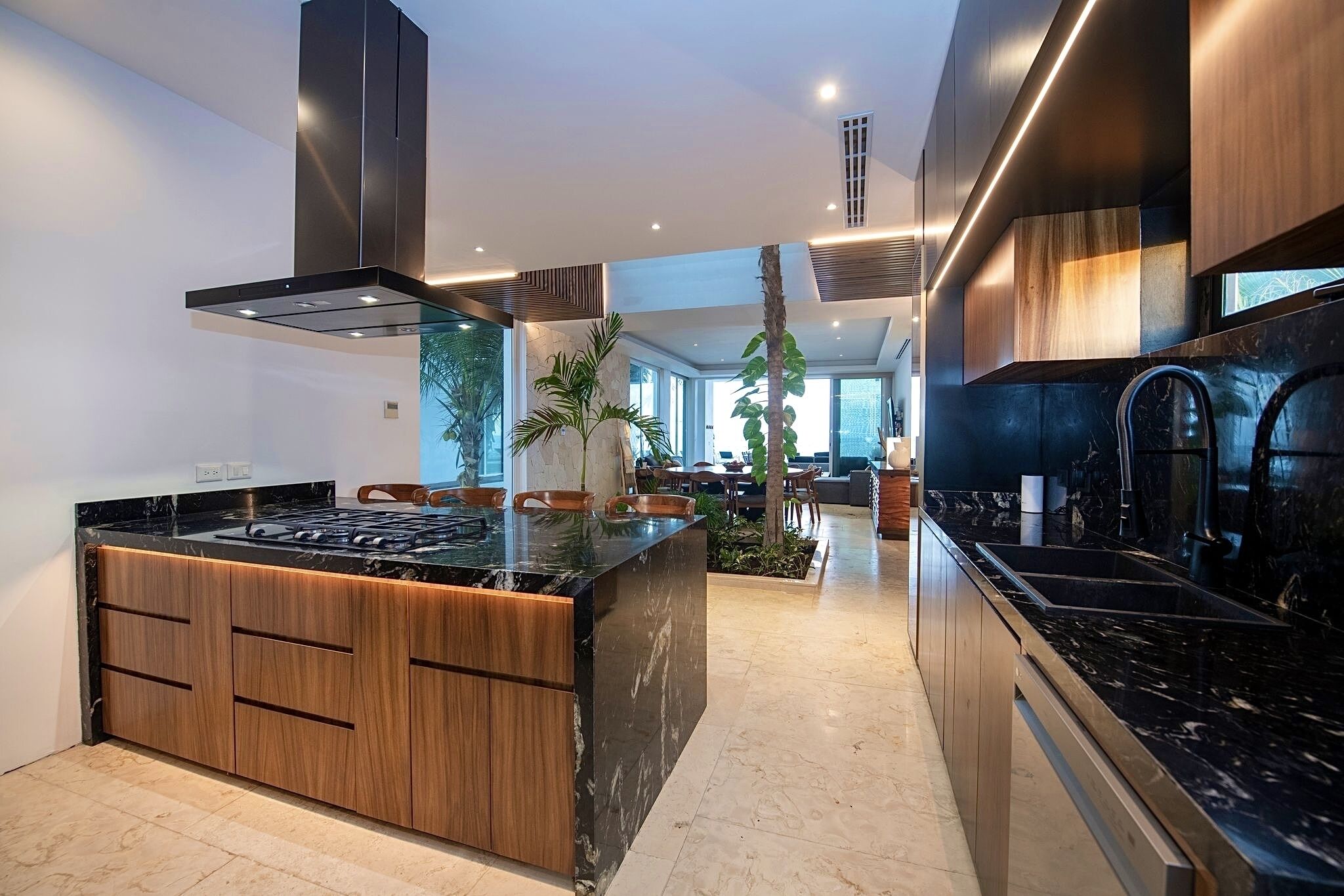 Luxury Beachfront Oasis including daily housekeeping & Private Chef