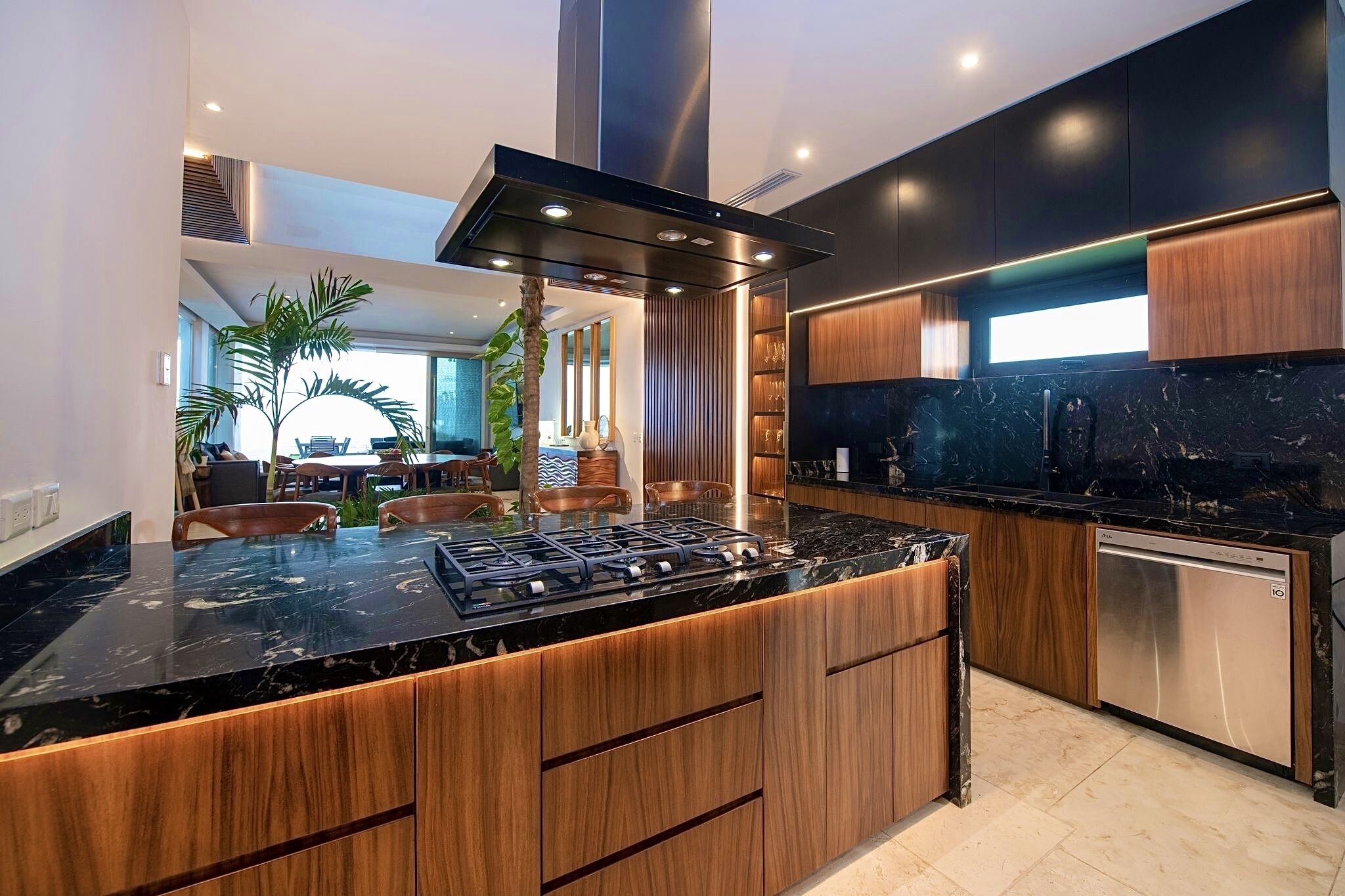 Luxury Beachfront Oasis including daily housekeeping & Private Chef