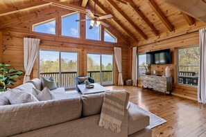 Una televisión, una chimenea, una mesa de tenis de mesa