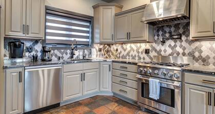 The perfect stay- 6 Bedroom, 4 Bath with a HOT TUB