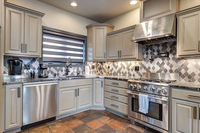 The perfect stay- 6 Bedroom, 4 Bath with a HOT TUB