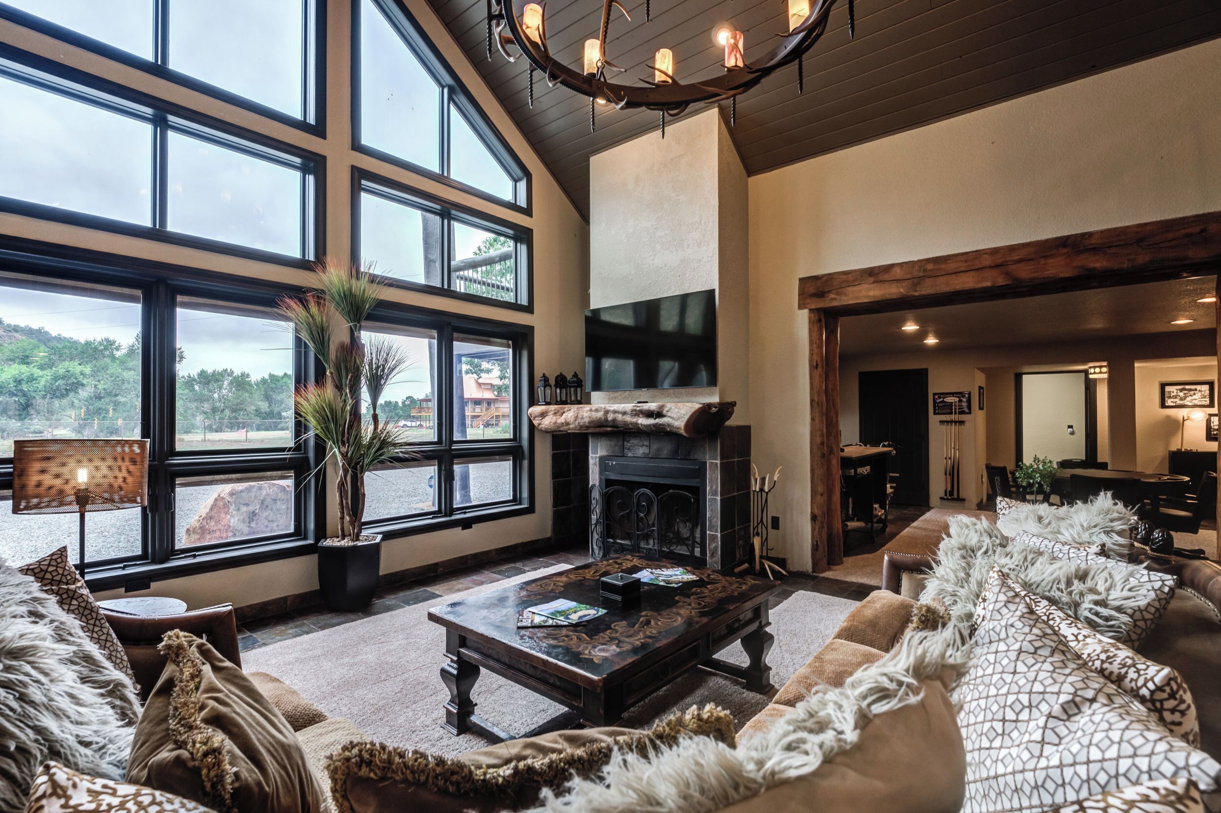 TV connectée, cheminée, baby-foot