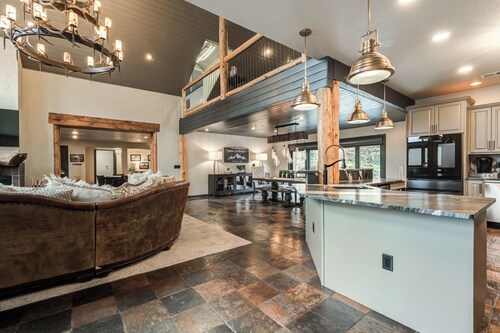 The perfect stay- 6 Bedroom, 4 Bath with a  HOT TUB