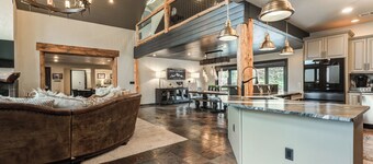 The perfect stay- 6 Bedroom, 4 Bath with a  HOT TUB