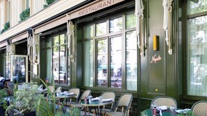 An outdoor cafe with tables and chairs, a sign reading "RESTAURANT," and a neon sign for "Nopita." - Hôtel Florida Paris (Paris)