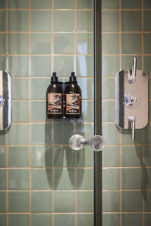 Quarto luxo, 1 quarto | Banheiro | Ducha de hidromassagem, secador de cabelo, chinelos, toalhas de banho