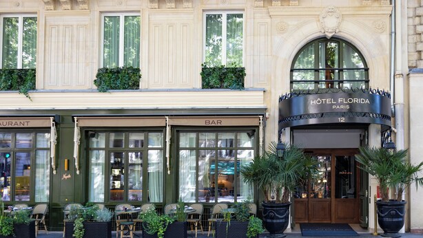 A hotel entrance with a bar and restaurant on the ground floor. - Hôtel Florida Paris (Paris)