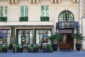 A hotel entrance with a bar and restaurant on the ground floor. - Hôtel Florida Paris (Paris)