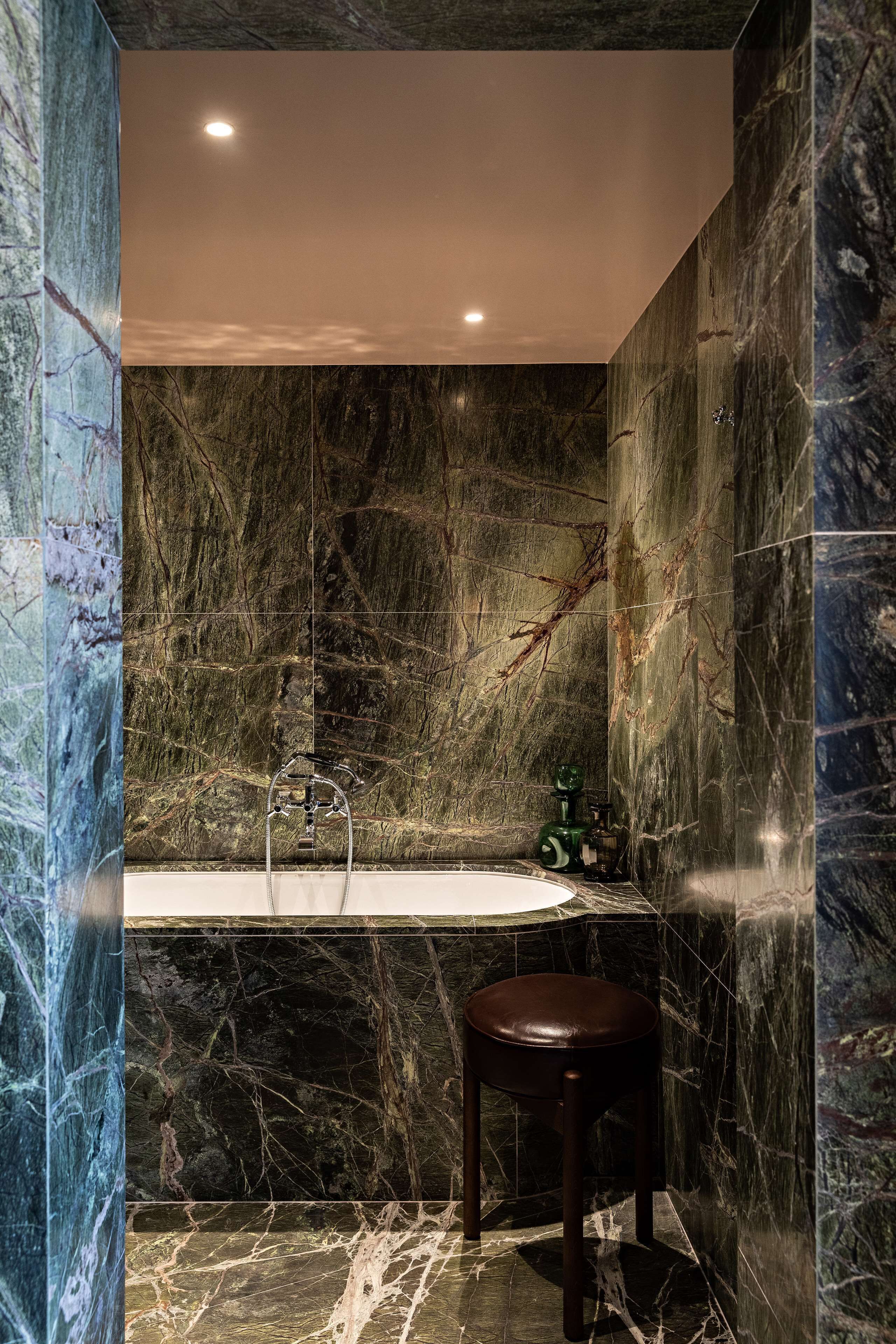 Hydromassage showerhead, hair dryer, slippers, towels