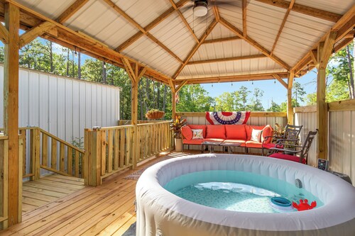 "New Build-Tiny House” Sleeps 3 HotTub Private Gazebo 🐾 friendly BBQ / 5 acres