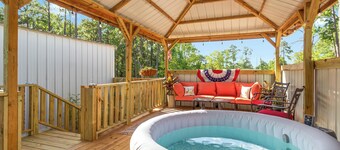 "New Build-Tiny House” Sleeps 3 HotTub Private Gazebo 🐾 friendly BBQ / 5 acres