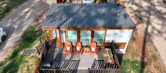 "New Build-Tiny House” Sleeps 3 HotTub Private Gazebo 🐾 friendly BBQ / 5 acres