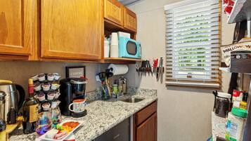 Kühlschrank, Mikrowelle, Herdplatte, Wasserkocher mit Kaffee-/Teezubehör