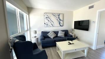 Comfort-enkeltværelse | Opholdsområde | 40-tommers smart-tv med kabelkanaler, tv, Netflix