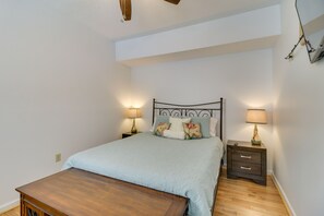 1 bedroom, desk, WiFi, bed sheets - Downtown Marlinton Vacation Rental Apartment! (Marlinton)