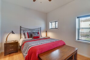 1 bedroom, desk, WiFi, bed sheets - Cozy Marlinton Vacation Rental: Downtown Location! (Marlinton)