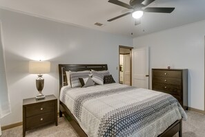 3 bedrooms, iron/ironing board, free internet, bed sheets - Cozy Georgia Vacation Rental w/ Backyard & BBQ (Waycross)