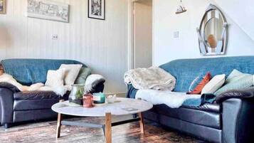 Télévision, table de tennis de table, livres