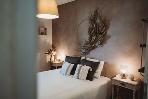 2 bedrooms, travel crib, free WiFi, bed sheets