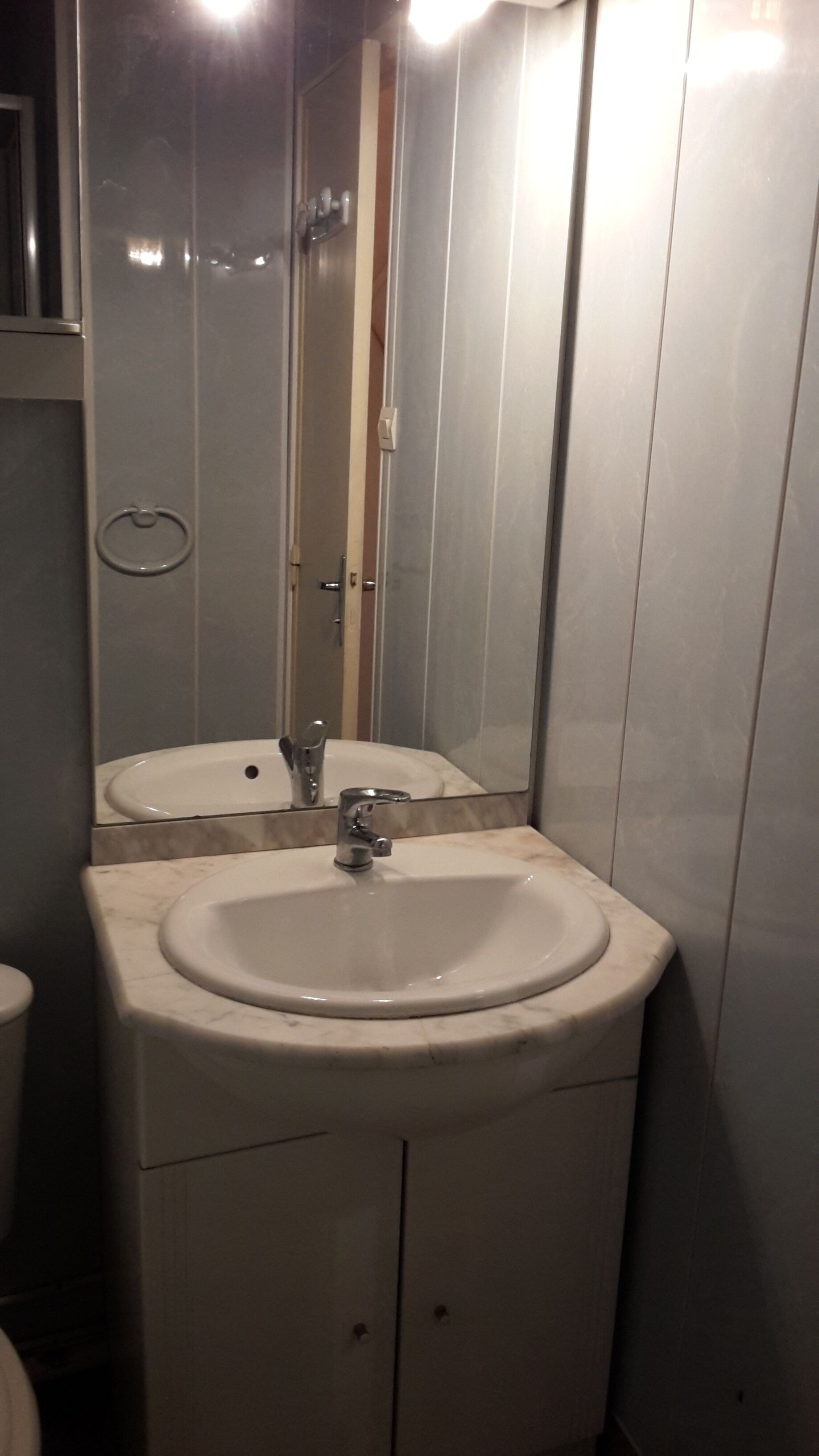 Sèche-cheveux, serviettes fournies, savon, shampoing