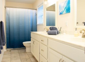 Combined shower/bathtub, hair dryer, towels