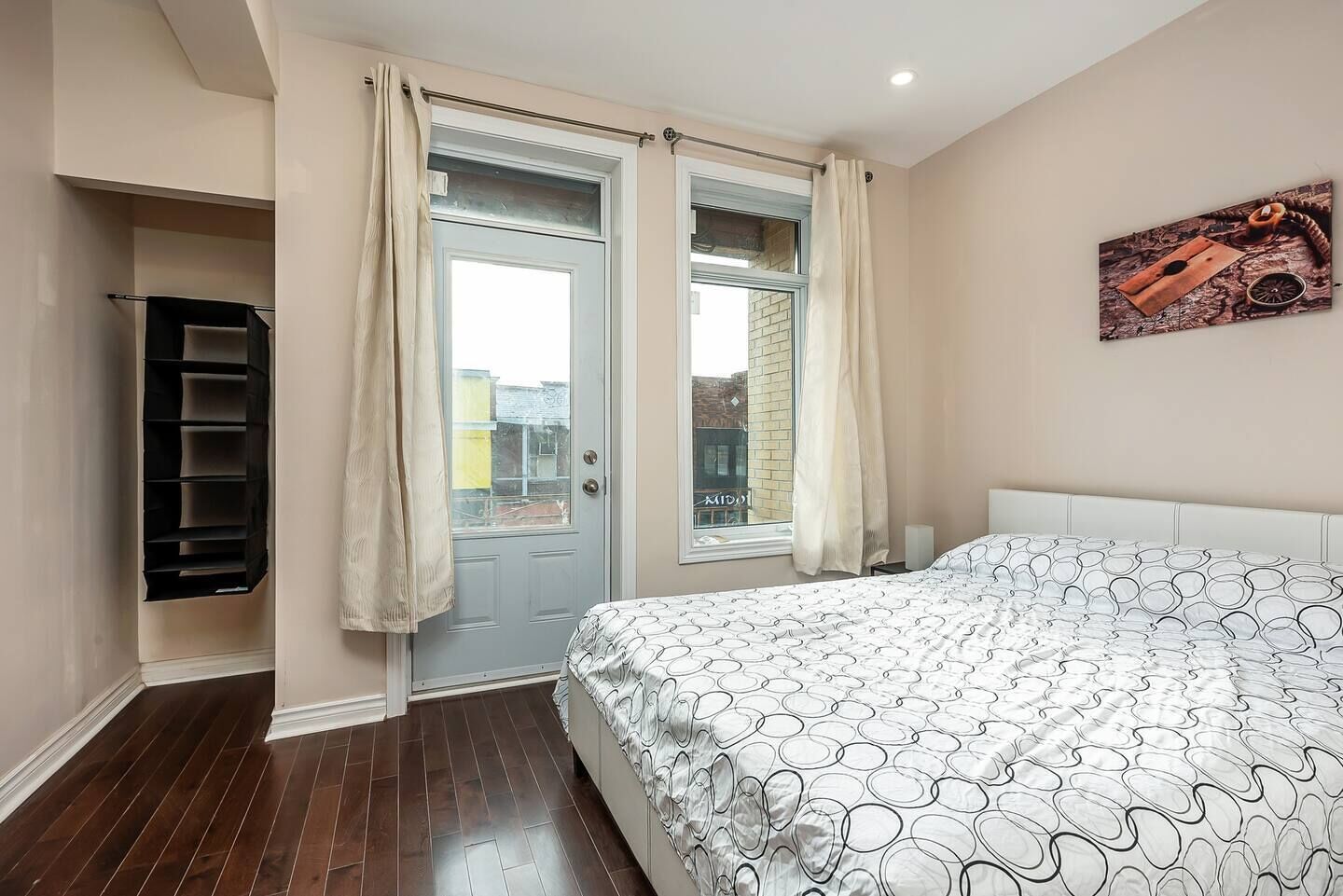 Spacious 3 beds Loft with Parking($14/day)