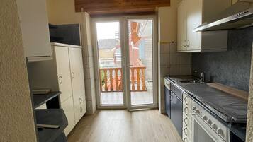 Een koelkast, een magnetron, een oven, een kookplaat