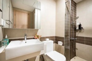Dusche, Shampoo, Toilettenpapier