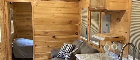 المنشأة من الداخل