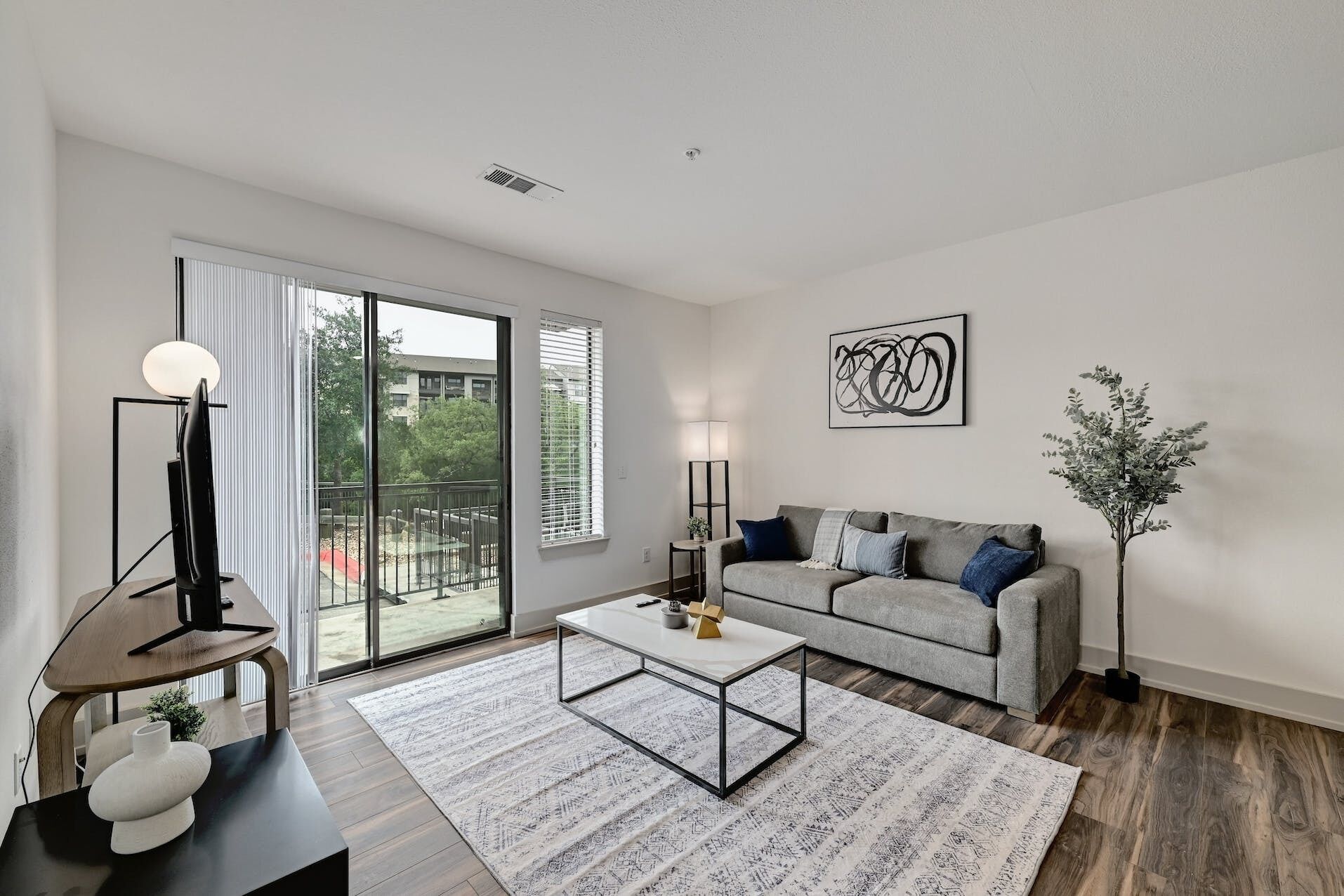 Stylish 2Bed/2Bath Apt + 1G WiFi + Parking