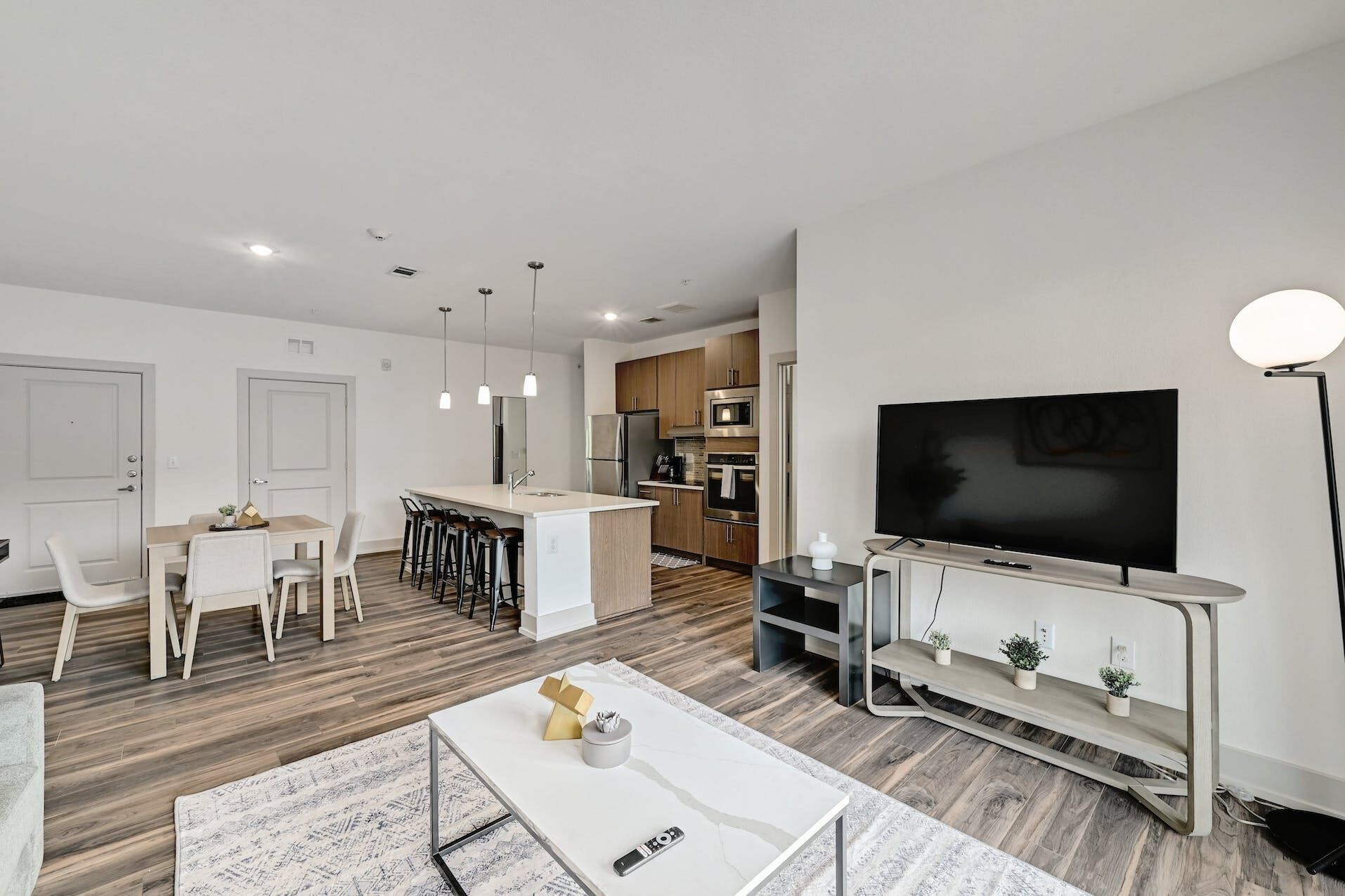 Stylish 2Bed/2Bath Apt + 1G WiFi + Parking