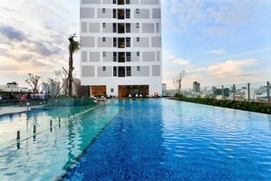 Outdoor pool, an infinity pool